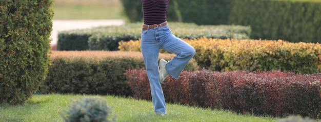 Mädchenbeine in Jeans beim Yoga