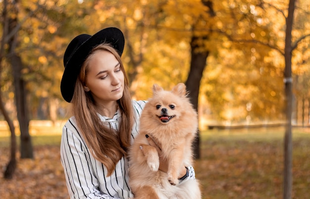 Mädchenbesitzer mit ihrem Hund auf Händen