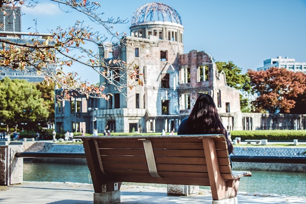 Mädchenblick auf Atomkuppel, Hiroshima-Friedensdenkmal