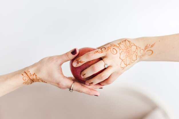 Mädchenhände gemalt mit Henna, traditioneller Malerei, Hochzeitstraditionen