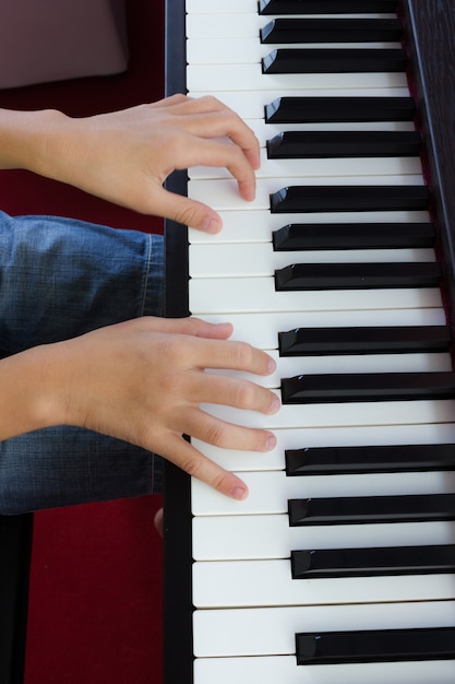 Foto mädchenhand, die klavier spielt.