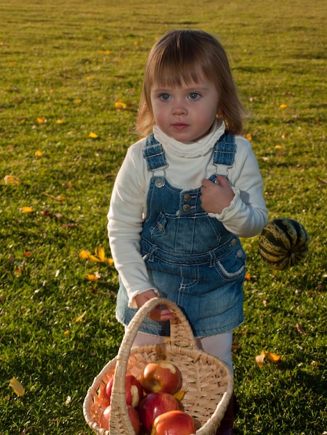 Mädchenkleinkind im Herbstpark.