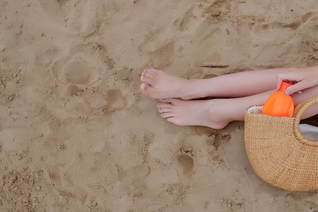 Mädchenölspray, der ihre beine vor den uv-strahlen der sonne schützt, die sonnenschutzlotion sunblocker setzen.