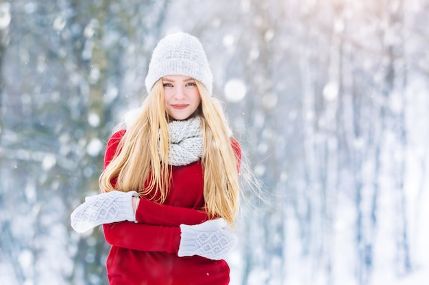 Mädchenporträt des jungen jugendlich des Winters. Schönheits-frohes vorbildliches Girl, das Spaß im Winterpark lacht und hat