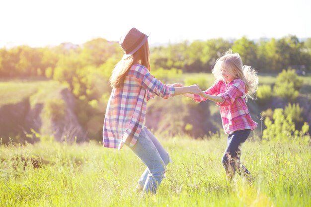 Mädchenschwester auf der Wiese