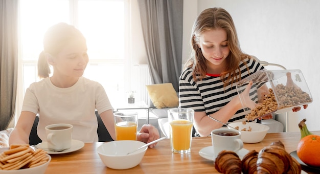 Foto mädchenschwestern essen gemeinsam ein leckeres frühstück