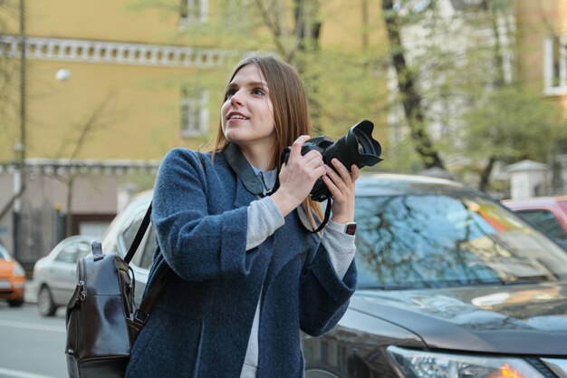 Mädchentourist, der Fotos auf Stadtstraße macht