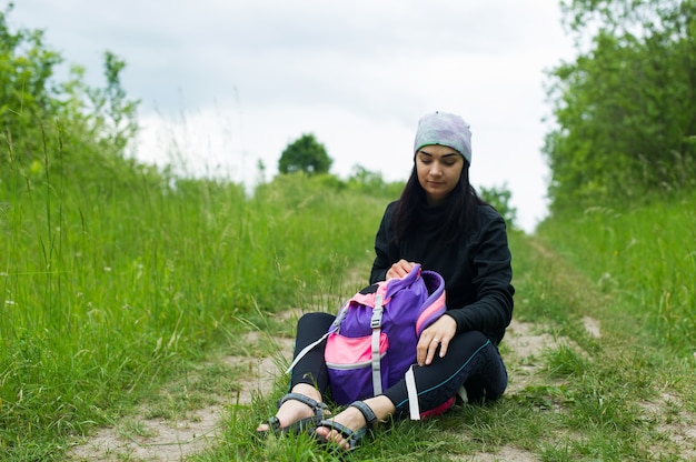 Mädchentourist unter Natur