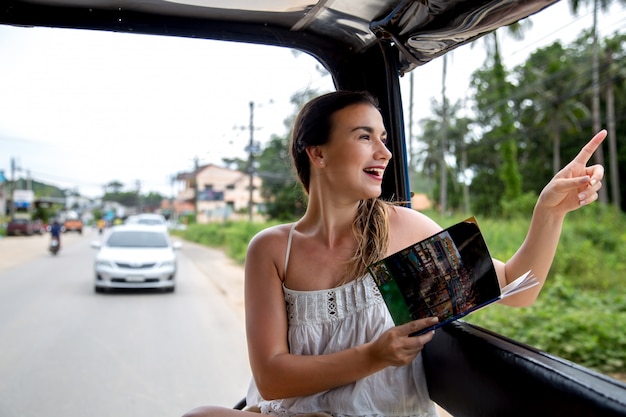 Mädchentouristin in einem thailändischen Taxi