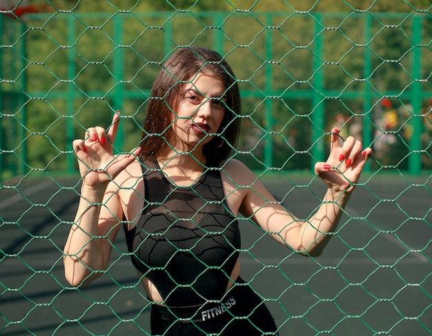 Foto mädchentraining mit sportplatz junge erwachsene frau training posiert gesunder lebensstil