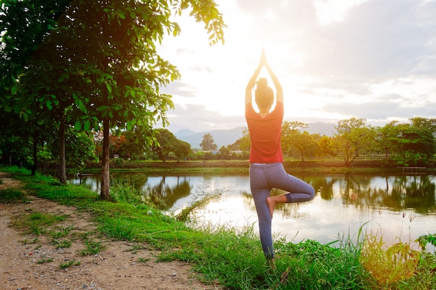 Foto mädchenversuch zum baumhaltungsyoga.