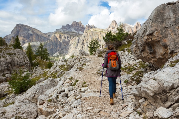 Mädchenwanderer in den Bergen Dolomiten, Italien. Cinque Torri