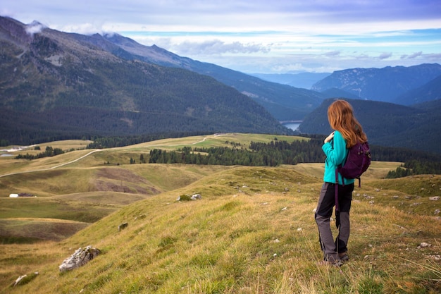 Mädchenwanderer in den Bergen Dolomiten, Italien. Talblick