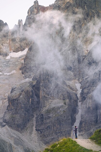 Mädchenwanderer in den Bergen Dolomiten, Italien