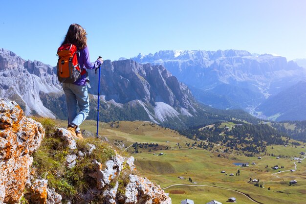 Mädchenwanderer in den Bergen Dolomiten und Blick auf das Tal, Italien. Seceda