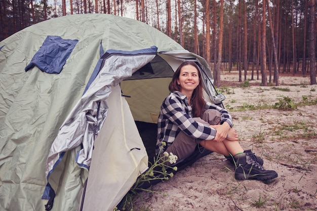 Mädchenwanderer in einem Zelt