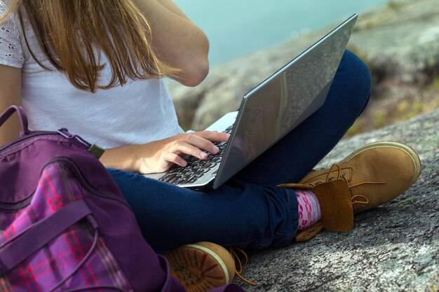 Mädchenwanderer mit einem Laptop