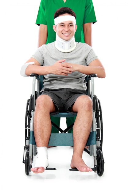 Männchen mit gebrochenem Arm und Fuß mit Rollstuhl