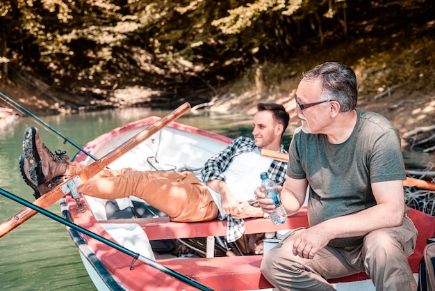 Männer angeln und chillen am See