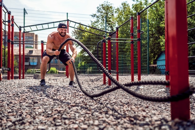 Männer arbeiten hart mit Seil, funktionelles Training