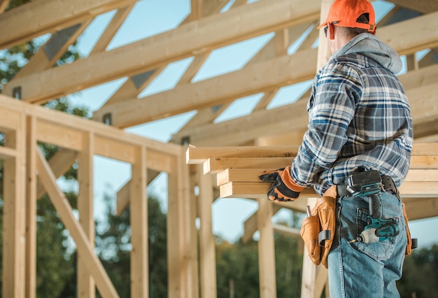 Männer bauen Holzhäuser