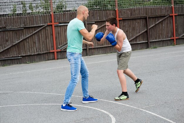 Foto männer, die am hof boxen üben