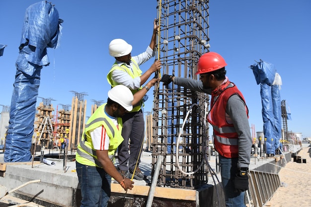 Männer, die auf der Baustelle arbeiten