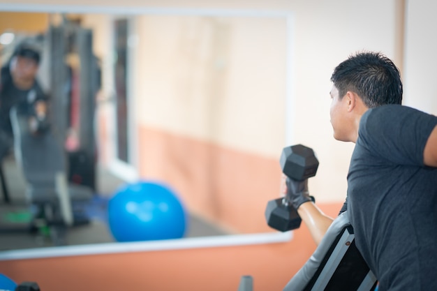 Männer, die Dummkopf spielen, steigen neben Körper und auf dem Boden in der Gymnastikübung auf