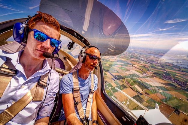 Foto männer, die ein luftfahrzeug fliegen