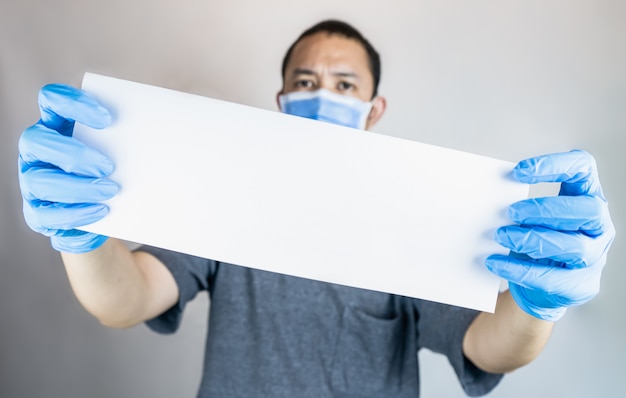 Männer, die Gesichtsmasken tragen, die leere Plakatwand zeigen