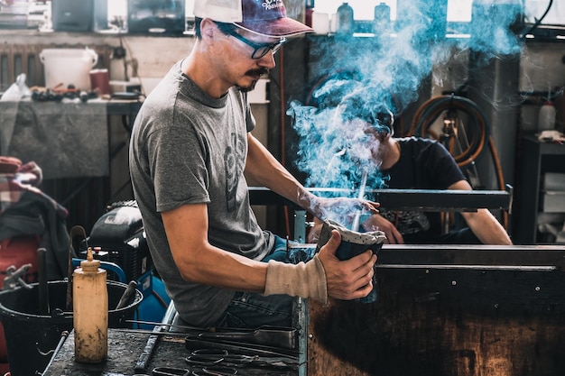 Foto männer, die in einer fabrik arbeiten