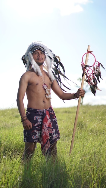 Männer, die traditionelle Kleidung der Insel Sumba tragen