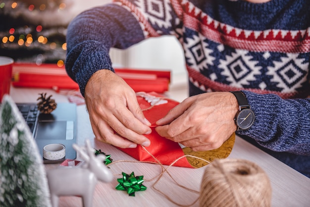 Männer, die Weihnachtsgeschenke einwickeln