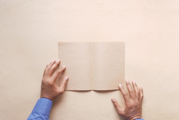 Männer drehen eine alte Papierstruktur von Hand