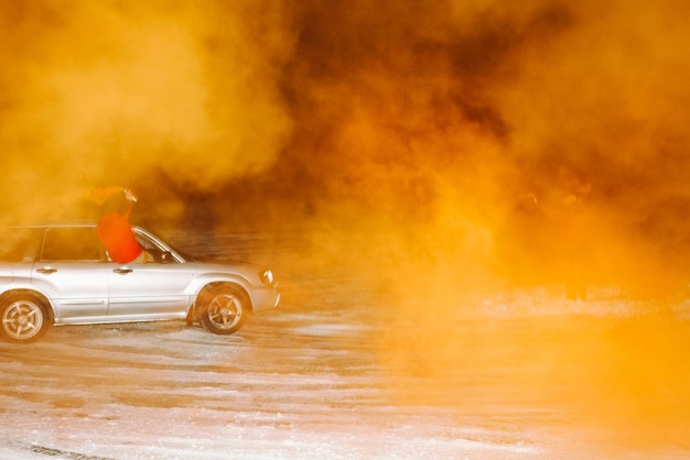 Männer fahren nachts in einem SUV mit orangefarbenem Rauch