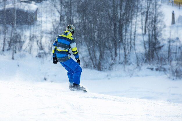 Männer gehen auf schnee in den bergen skifahren.