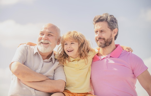 Männer Generation Porträt von Großvater Vater und Sohn Kind Vatertag Drei Männer Generation