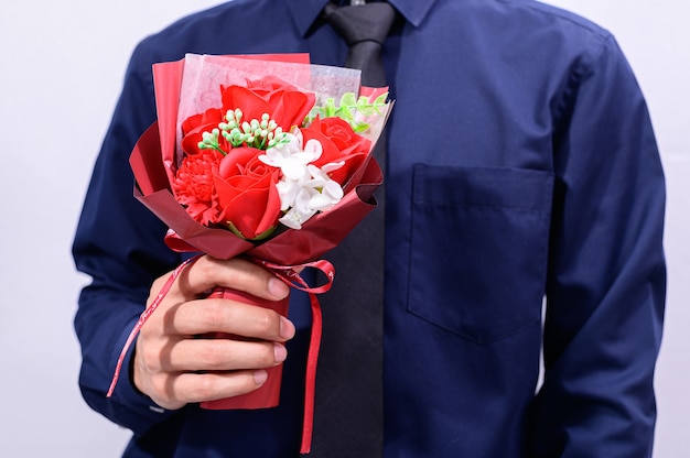 Männer halten am Valentinstag einen Rosenstrauß in der Hand