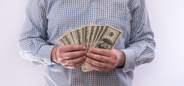 Männer Hand halten uns Geldscheine isoliert, Finanzkonzept