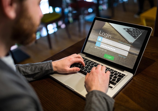 Männer in einer Cafeteria mit dem Laptop mit Anmeldebildschirm