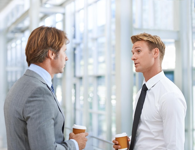 Männer Kollegen und Geschäftsdiskussion oder Kaffee im Büro als Rechtsanwälte für Zusammenarbeit Teamarbeit oder professionelle Männer Kaffein und reden für Unternehmensplanung Projekt oder Netzwerk