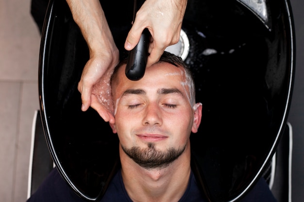 Männer lassen sich in einem Friseursalon die Haare waschen