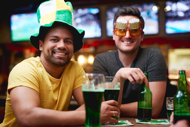 Männer mit Koboldhut und Bier zum St. Patrick's Day