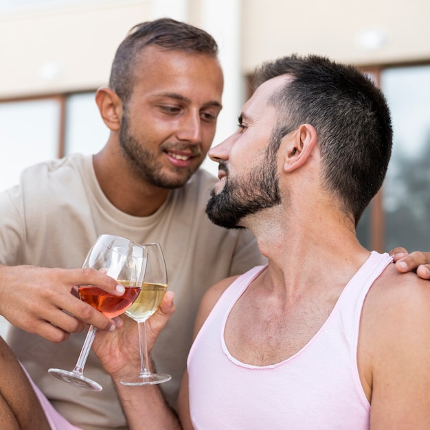 Foto männer mit mittlerem schuss rösten