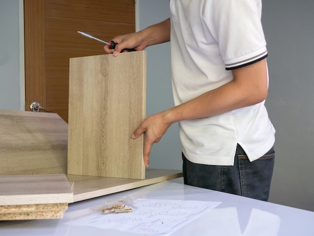 Männer montieren, DIY ihre eigenen Holzmöbel.