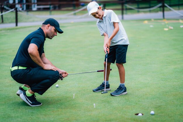 Foto männer spielen mit einem ball auf einem golfplatz