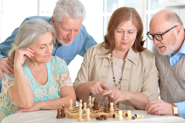 Männer spielen Schach