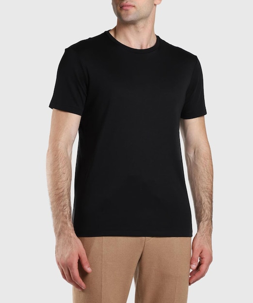 Männer-T-Shirt-Mockup auf dem Modell