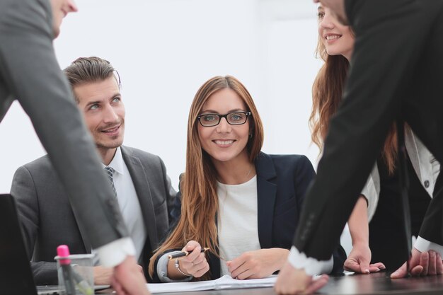 Männer und Frauen, die im Büro mit Dokumenten arbeiten