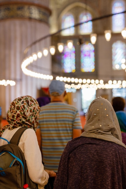 Foto männer und frauen in der moschee